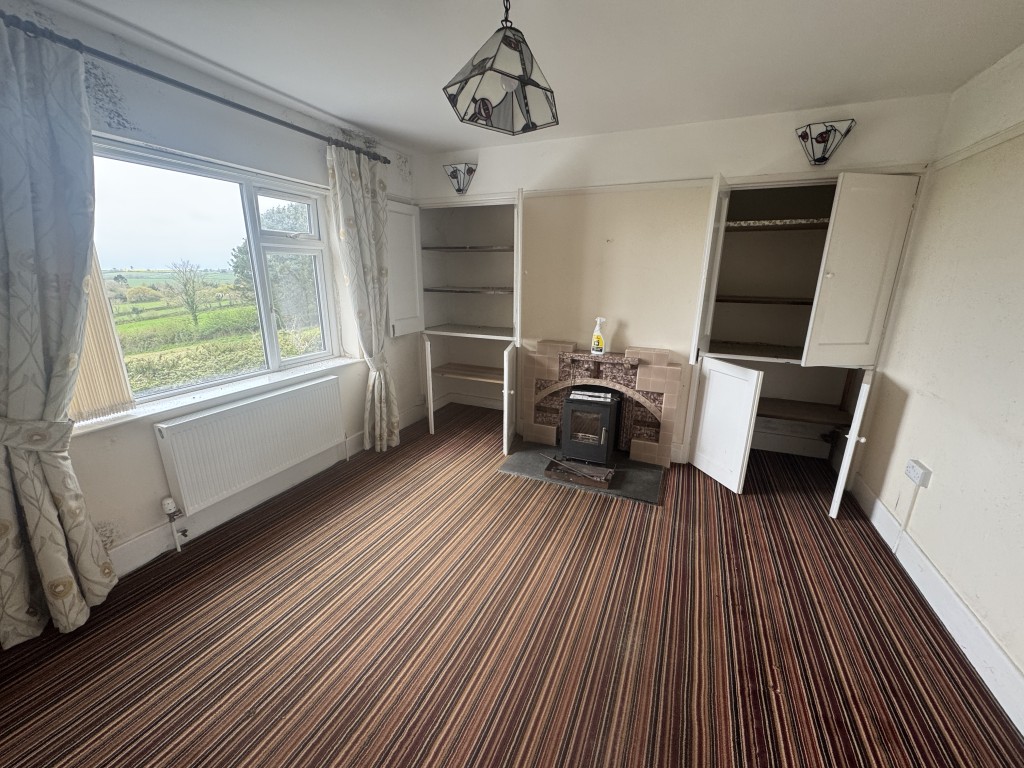 Lot: 119 - DETACHED HOUSE FOR IMPROVEMENT - Living room